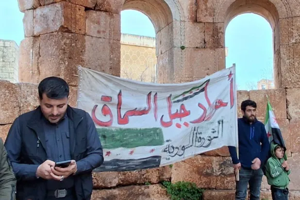 لافتة ترحب بوفد السويداء في جبل السماق (حساب فيسبوك)