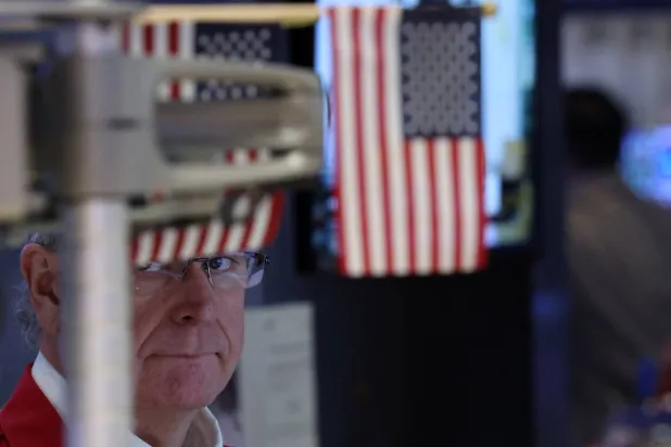 متداول يعمل في بورصة نيويورك (رويترز)