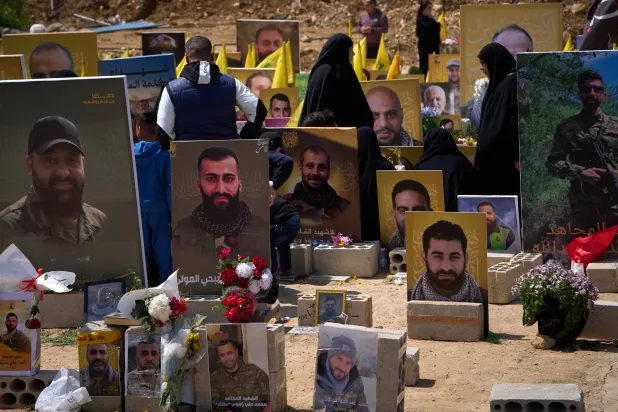 مقبرة جماعية لمقاتلي «حزب الله» في منطقة الشويفات بجبل لبنان (أ.ب)