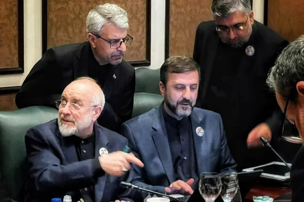 صورة نشرتها الخارجية الإيرانية تظهر رئيس البرلمان محمد باقر قاليباف وإلى جانبه كاظم غريب آبادي نائب وزير الخارجية وخلفهما يقف المتحدث إسماعيل بقائي والنائب أبو الفضل عمويي عضو لجنة الأمن القومي والسياسة الخارجية في البرلمان