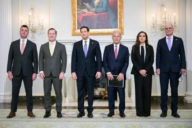 صورة تجمع سفيرة لبنان لدى الولايات المتحدة ندى حمادة معوض، وسفير إسرائيل لدى الولايات المتحدة يحيئيل ليتر، ومستشار وزارة الخارجية الأميركية مايكل نيدهام، وسفير الولايات المتحدة لدى الأمم المتحدة مايك والتز، ووزير الخارجية الأميركي ماركو روبيو، وسفير الولايات المتحدة لدى لبنان ميشال عيسى، قبل اجتماعهم في وزارة الخارجية في العاصمة واشنطن، 14 أبريل 2026 (أ.ف.ب)
