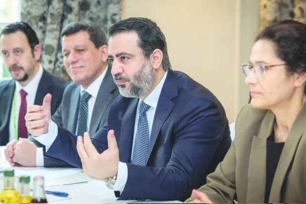 اجتماع وزير الخارجية أسعد الشيباني بعددٍ من أعضاء الكونغرس الأميركي على هامش أعمال «مؤتمر ميونيخ للأمن» بحضور القيادييْن مظلوم عبدي وإلهام أحمد («الخارجية» السورية)