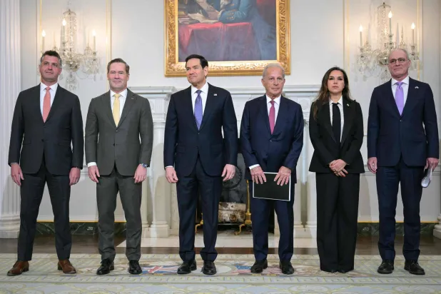 وزير الخارجية الأميركي ماركو روبيو وسفير الولايات المتحدة لدى لبنان ميشال عيسى وسفيرة لبنان لدى الولايات المتحدة ندى حمادة معوض وسفير إسرائيل لدى الولايات المتحدة يحيئيل ليتر من بين المجتمعين في واشنطن (أ.ف.ب)