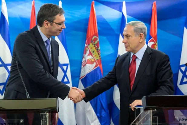 الزعيم الصربي ألكسندر فوتشيتش يصافح رئيس الوزراء الإسرائيلي بنيامين نتنياهو خلال مؤتمر صحافي في القدس (أ.ف.ب - أرشيفية)