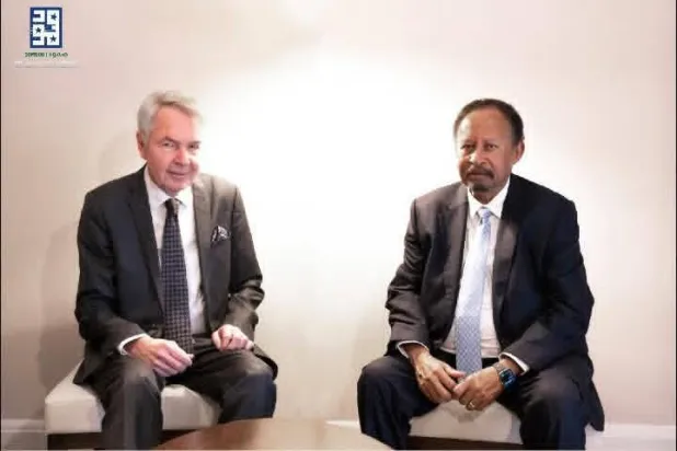 رئيس الوزراء السوداني السابق عبد الله حمدوك يلتقي المبعوث الشخصي للأمين العام للأمم المتحدة في برلين يوم الثلاثاء (تحالف صمود)