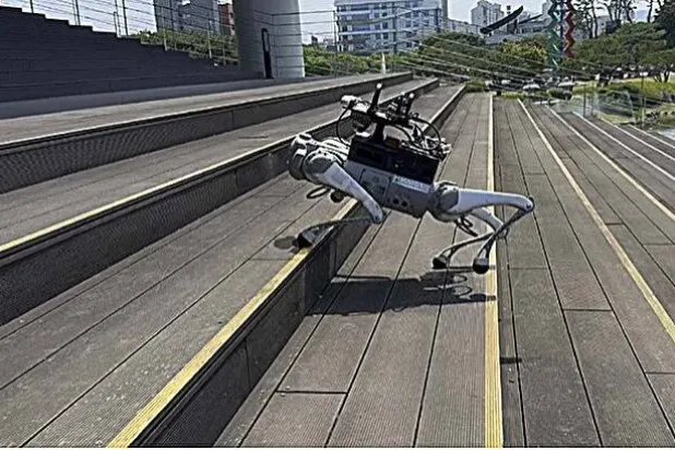 يعتمد النظام على دمج الإدراك الذاتي مع الرؤية الخارجية لمساعدة الروبوت على فهم العوائق قبل ملامستها (KAIST)