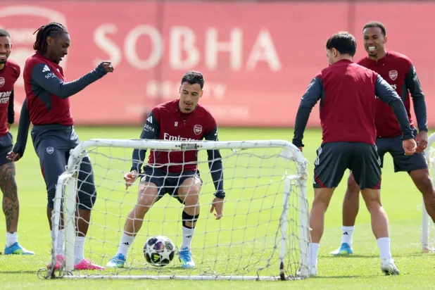 لاعبو أرسنال متفائلون بقدرتهم على تجاوز سبورتينغ وحجز بطاقة نصف النهائي (ا ف ب)