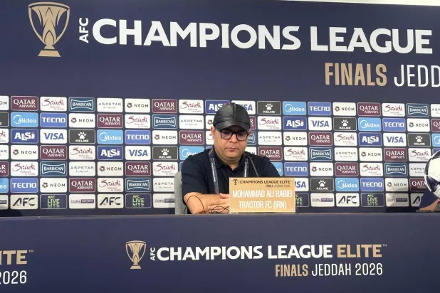  محمد علي ربيعي مدرب فريق تراكتور الإيراني خلال المؤتمر الصحافي (الشرق الأوسط)