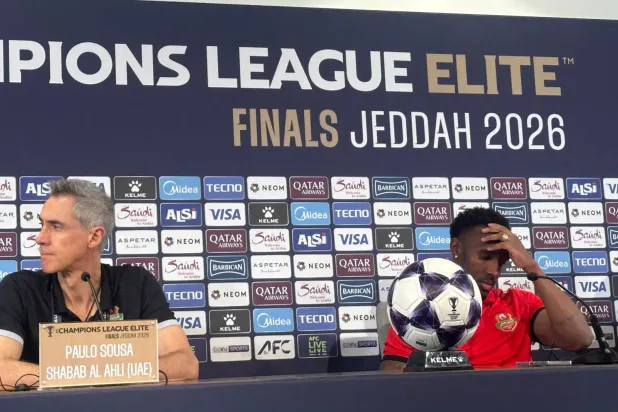 البرتغالي باولو سوزا مدرب فريق شباب الأهلي (الشرق الأوسط)