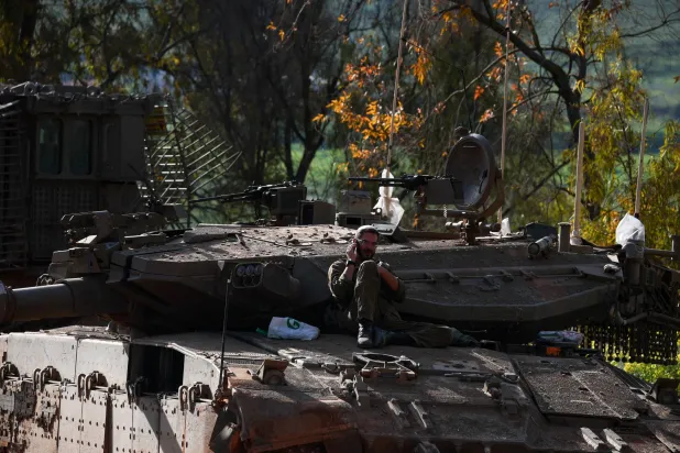 جندي إسرائيلي يجلس على مركبة عسكرية بالقرب من الحدود الإسرائيلية اللبنانية... شمال إسرائيل 13 أبريل 2026 (رويترز)