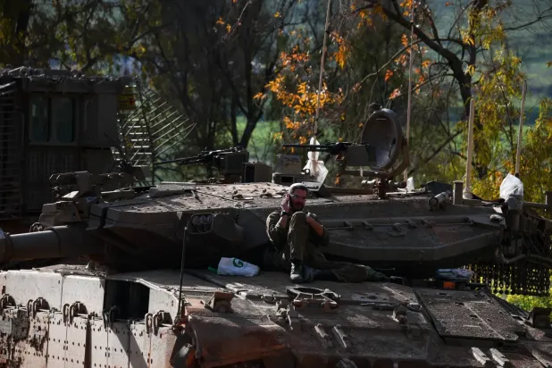 İsrail-Lübnan sınırına yakın bir askeri araç üzerinde oturan İsrail askeri... Kuzey İsrail, 13 Nisan 2026 (Reuters)