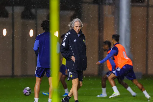 خيسوس خلال قيادته تدريبات النصر الأخيرة (موقع النادي)