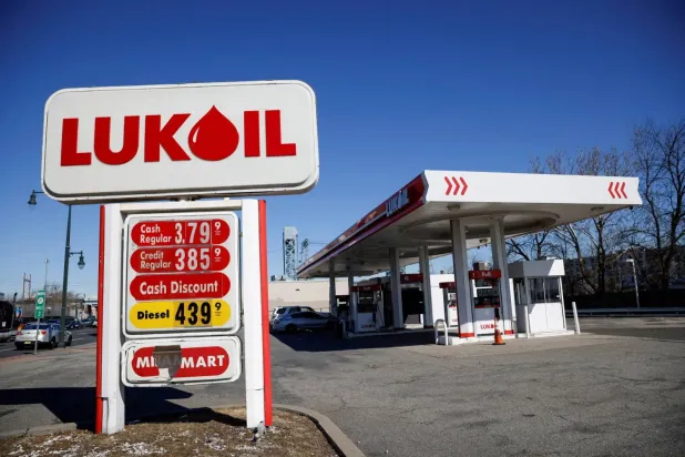 ABD'nin New Jersey eyaletindeki Newark bir Lukoil benzin istasyonu (Arşiv-Reuters)
