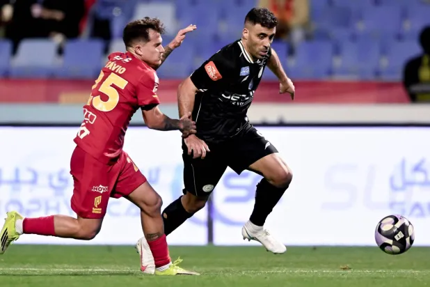 صراع على الكرة بين حمد الله وأوتافيو (نادي الشباب)