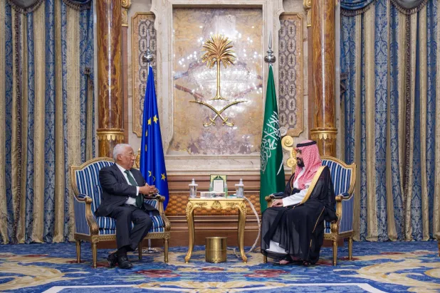 ولي العهد السعودي الأمير محمد بن سلمان مستقبلاً رئيس المجلس الأوروبي أنطونيو كوستا في جدة الثلاثاء (واس)