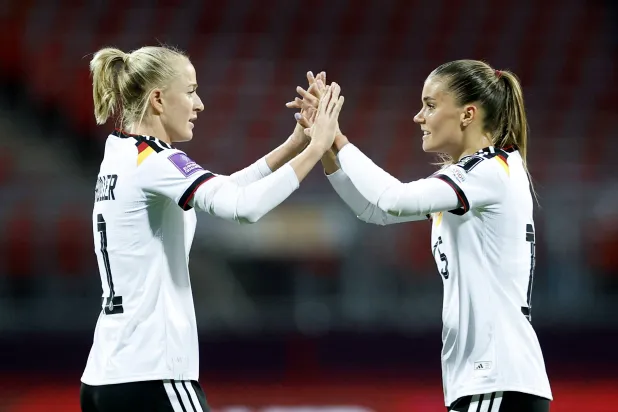 ثنائي سيدات ألمانيا ليا شولر وسيلين اتشريتشي تحتفلان بالفوز على النمسا (رويترز)