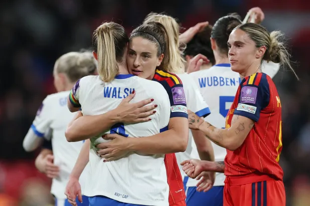 فرحة سيدات إنجلترا بالفوز على إسبانيا في ويمبلي (رويترز)