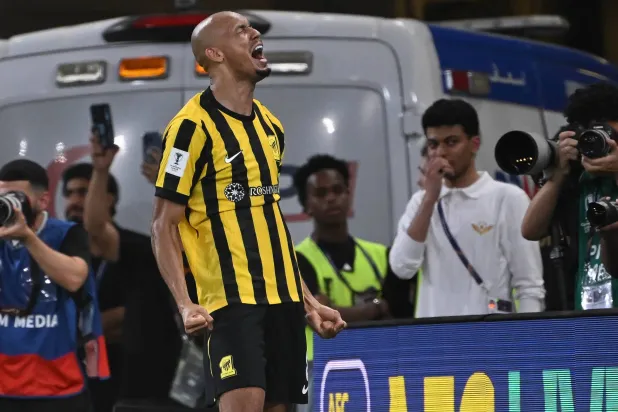 فابينهو محتفلاً بهدف الفوز الثمين على الوحدة (تصوير: علي خمج)