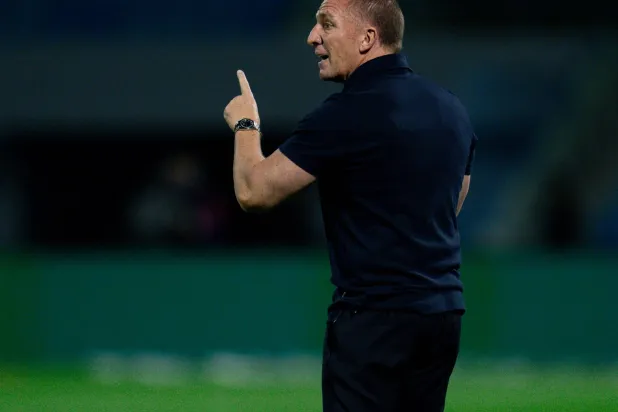 رودجرز يوجه لاعبيه خلال المباراة (نادي القادسية)