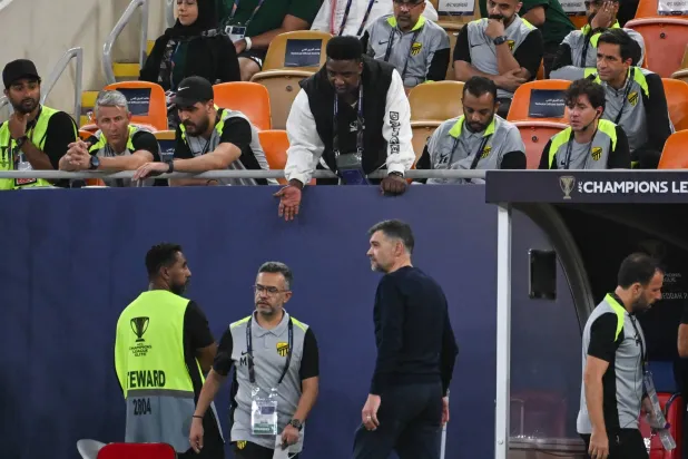 كونسيساو متفاعلا مع أحداث المباراة ويبدو النجم السابق ومستشار رئيس النادي الحالي محمد نور في المدرجات (تصوير: علي خمج)