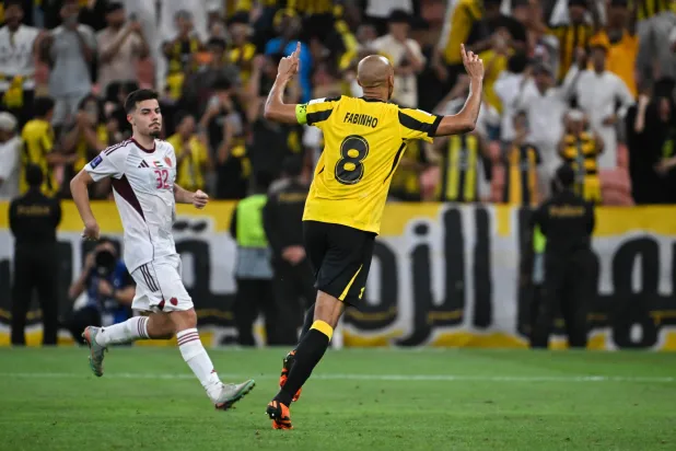 فابينهو ينطلق فرحا بعد الهدف (تصوير: علي خمج)