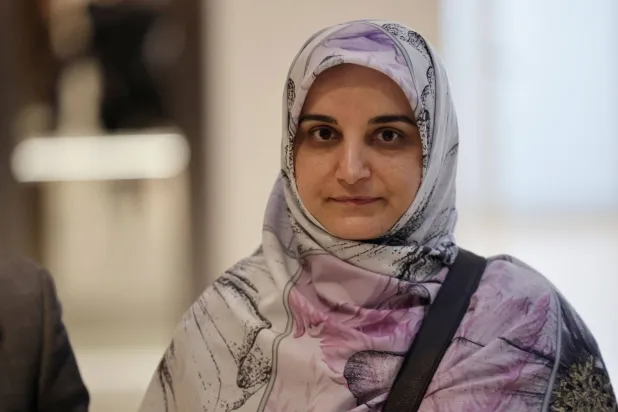 أرشيفية للإيرانية مهدية إسفندياري في باريس (أ.ف.ب)