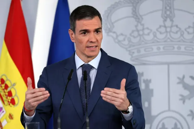 İspanya Başbakanı Pedro Sanchez, başkent Madrid'de düzenlenen bir basın toplantısında (AFP)