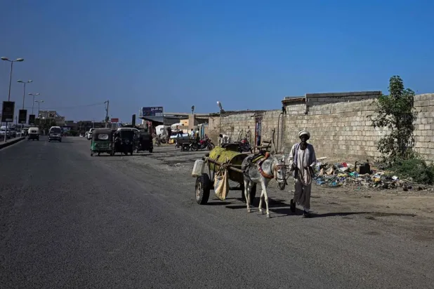  A Sudanese man pulls a donkey cart filled with water for sale in Port Sudan on April 14, 2026. (AFP) 