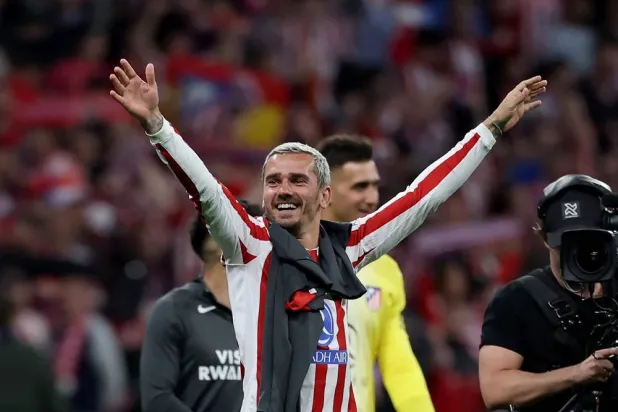 Atletico Madrid's French forward #07 Antoine Griezmann and teammates celebrate at the end of the UEFA Champions League quarter-final second leg football match between Club Atletico de Madrid and FC Barcelona at Metropolitano Stadium in Madrid on April 14, 2026. (AFP)