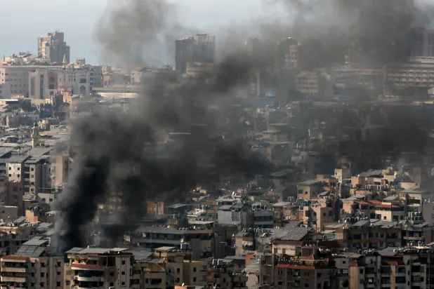 تصاعد الدخان عقب غارات جوية إسرائيلية استهدفت الضاحية الجنوبية لبيروت (إ.ب.أ)