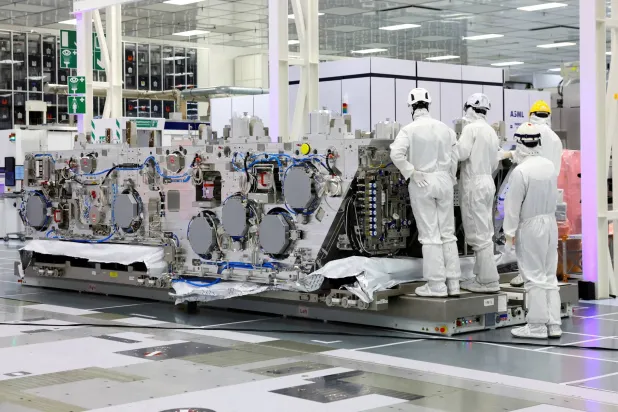 وحدة لجهاز طباعة ضوئية فوق بنفسجية فائقة الدقة من إنتاج «إيه إس إم إل» معروضة في مقر مختبر بحوث الرقائق البلجيكي (رويترز)