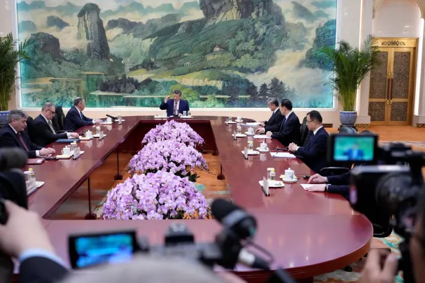 اجتماع الرئيس الصيني ووزير الخارجية الروسي في بكين اليوم (رويترز)