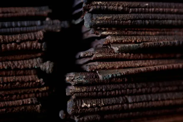 نحاس خام من زامبيا ينتظر التصدير في مستودع بمحطة نيويلن في بايهد داخل ميناء ديربان (رويترز)