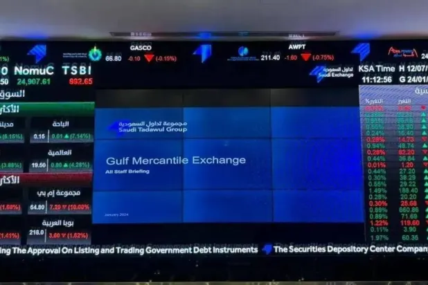 شاشة المؤشرات داخل مقر مجموعة «تداول» بالرياض (الشرق الأوسط)