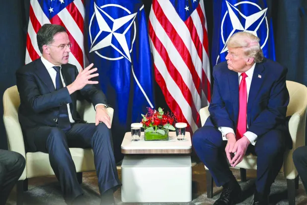 الرئيس الأميركي دونالد ترمب والأمين العام لـ«الناتو» مارك روته على هامش منتدى «دافوس» في 21 يناير 2026 (أ.ف.ب)