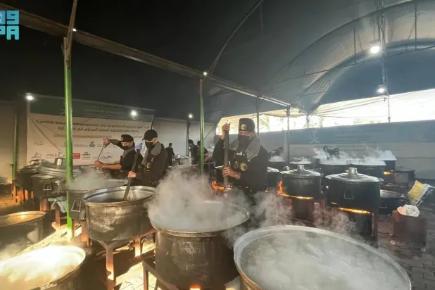 KSrelief distributed 29,000 hot meals to the most vulnerable families in central and southern Gaza Strip. (SPA)
