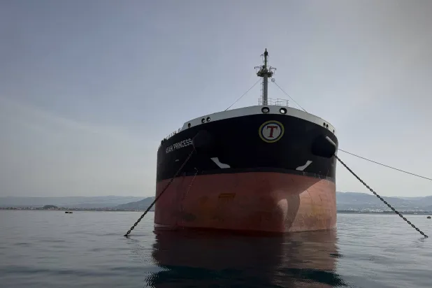 بدأت سوريا تحميل أولى شحنات الوقود العراقي في مصب بانياس تمهيداً لتصديرها (إكس)