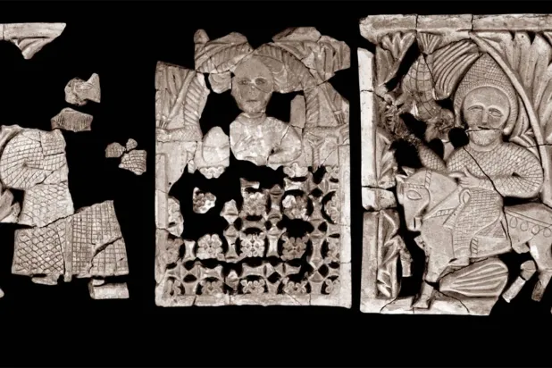 ثلاثة ألواح أموية من موقع قصر الحير الشرقي في البادية السورية