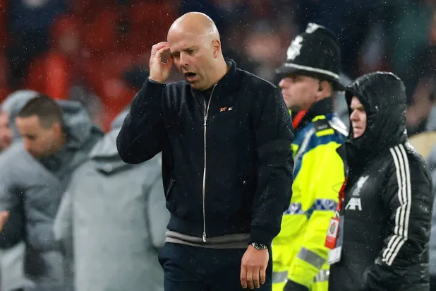 الاتهامات توزعت بين المدرب سلوت وخياراته الفنية (رويترز)