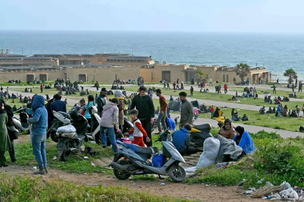 أشخاص فروا من الضاحية الجنوبية لبيروت بسبب الحرب يلجأون إلى شاطئ في بيروت... 9 أبريل 2026 (أ.ف.ب)