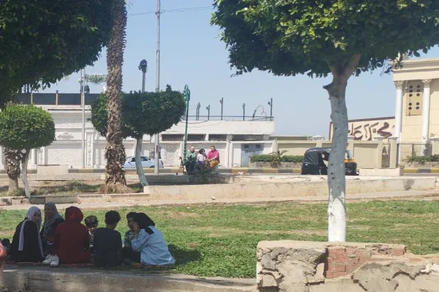 عائلات مصرية تفترش مساحات خضراء في القاهرة (حي غرب شبرا الخيمة)