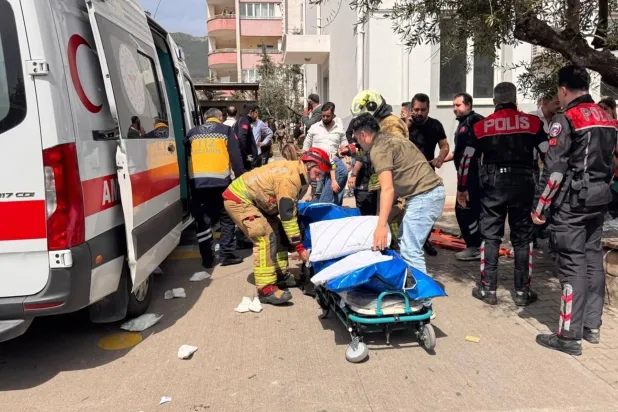 مسعفون ينقلون القتلى والمصابين في هجوم على مدرسة في كهرمان ماراش بجنوب تركيا وسط انتشار للشرطة (إعلام تركي)