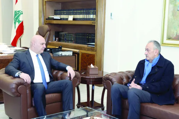 الرئيس عون مجتمعاً مع رئيس الوفد اللبناني في لجنة «الميكانيزم» السفير سيمون كرم الذي سيترأس الوفد الذي سيتولى المفاوضات المباشرة مع إسرائيل (أرشيفية - الرئاسة اللبنانية)