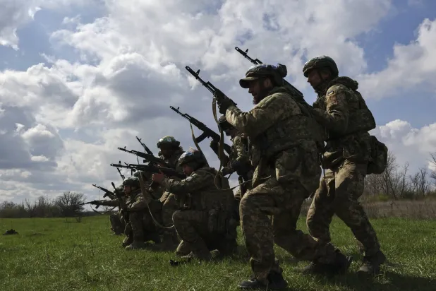 مجندون أوكرانيون من «اللواء الآلي المنفصل 65» وهم يتدربون قبل التوجه إلى الخطوط الأمامية في موقع غير معلن بمنطقة زابوريجيا بأوكرانيا يوم 8 أبريل 2026 (إ.ب.أ)