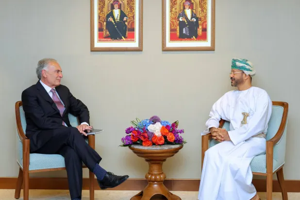 بدر بن حمد البوسعيدي وزير الخارجية العماني خلال استقباله جان أرنو المبعوث الشخصي للأمين العام للأمم المتحدة (الخارجية العمانية)