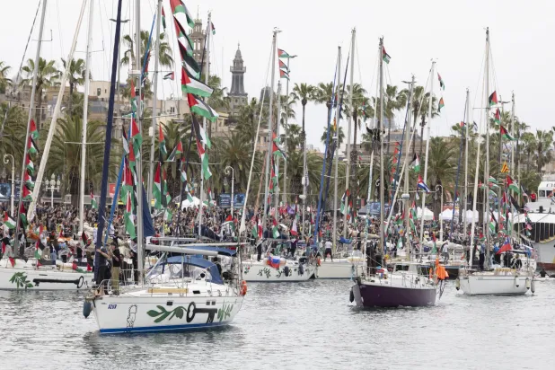تستعد سفن أسطول الصمود العالمي للمغادرة إلى غزة من ميناء برشلونة (إ.ب.أ)