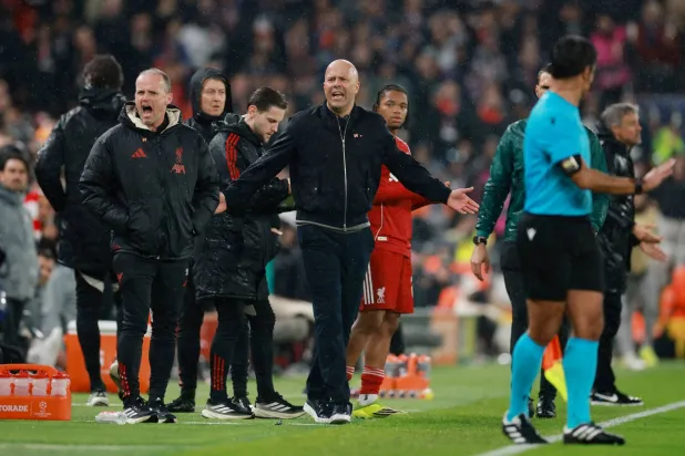 أعرب سلوت عن استيائه من قرار إلغاء ركلة جزاء لفريقه في الدقيقة 64 من مواجهة الإياب (رويترز)