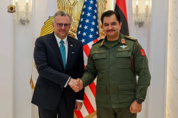 لقاء سابق بين صدام حفتر ومسعد بولس في بنغازي (إعلام القيادة العامة)