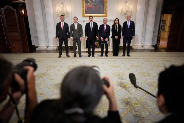 صورة تذكارية سبقت اللقاء بين سفيري لبنان وإسرائيل في واشنطن في مقر وزارة الخارجية الأميركية (أ.ف.ب)