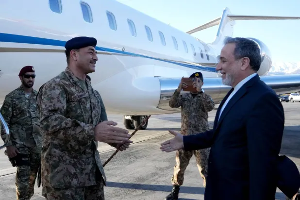 صورة نشرتها الخارجية الإيرانية من استقبال عراقجي لقائد الجيش الباكستاني عاصم منير في طهران اليوم 